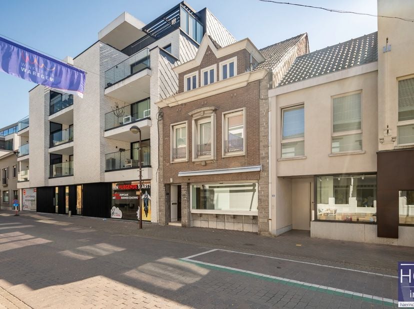 De ligging<br />
Dit pand is gelegen te midden van het bruisende en volledige vernieuwde centrum van Waregem. <br />
Met het Regenboogstadion, zwembad