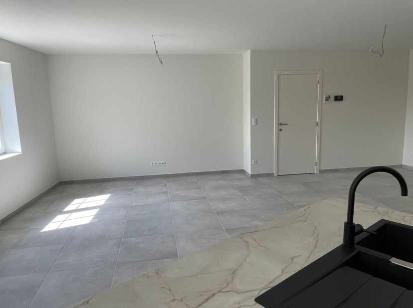 Ruim nieuwbouwappartement met 2 slaapkamers, terras, autostaanplaats en berging in het centrum van Booischot<br />
<br />
Ligging :<br />
Dit stijl