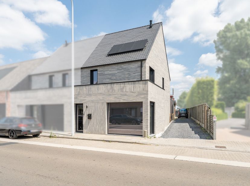Te koop: moderne halfopen bebouwing in Ooigem, centraal gelegen nabij invalswegen en het centrum. Deze nieuwbouwwoning uit 2025 combineert hedendaags