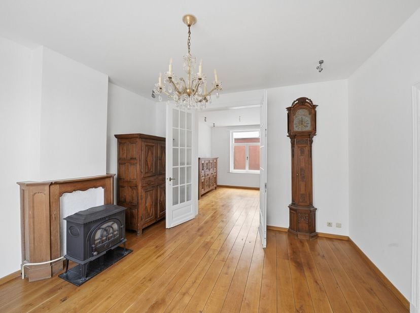 Deze charmante hoekwoning uit 1923 bevindt zich op een perceel van 181 m² en combineert authentieke elementen met hedendaags wooncomfort. De woning we