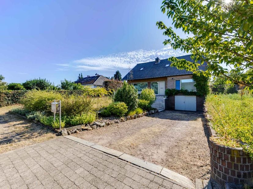 VRIJSTAANDE RUIME WONING MET GARAGE<br />
<br />
Bent u op zoek naar een vrijstaande woning waar ruimte, comfort en een uitstekende ligging samenkomen
