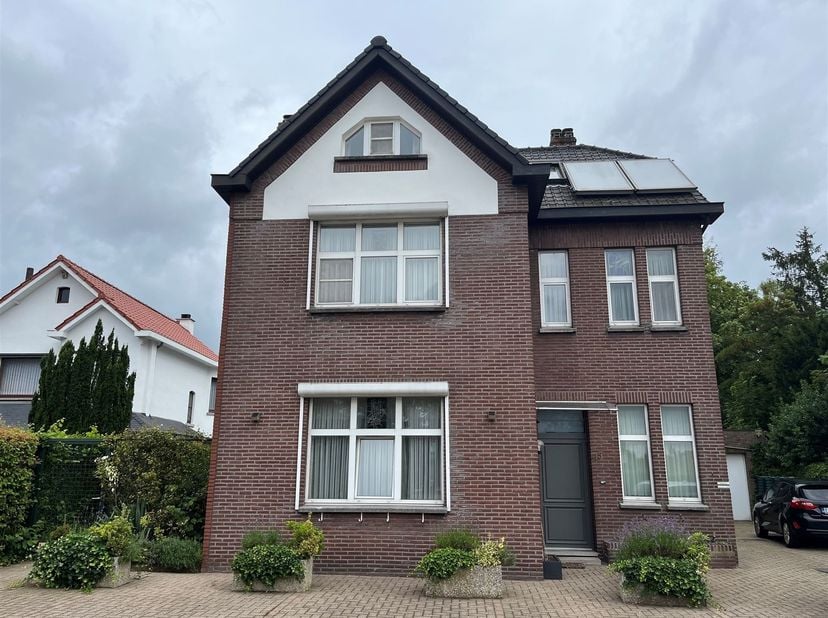 Woning met 5 slaapkamers en handelsruimte op toplocatie in Hechtel<br />
<br />
Ligging<br />
Gelegen aan de Peerderbaan 15 te Hechtel-Eksel, in he