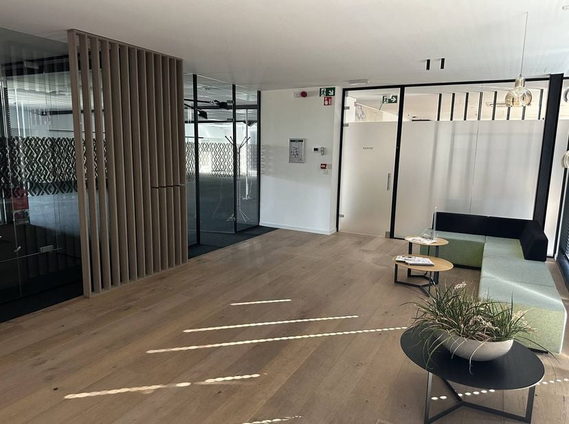 Espace commercial spacieux et stratégiquement situé de 270 m² au cœur de Bilzen.<br />
<br />
Vous recherchez un site spacieux et flexible pour votre