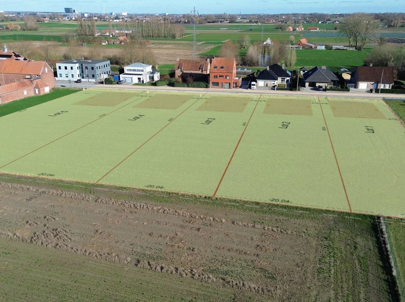 Strategisch gelegen langs de Moorseelsesteenweg op de Vossemolen in Rumbeke, tussen huisnummers 136 en 152 en nabij Beitem, bevindt zich deze verkavel