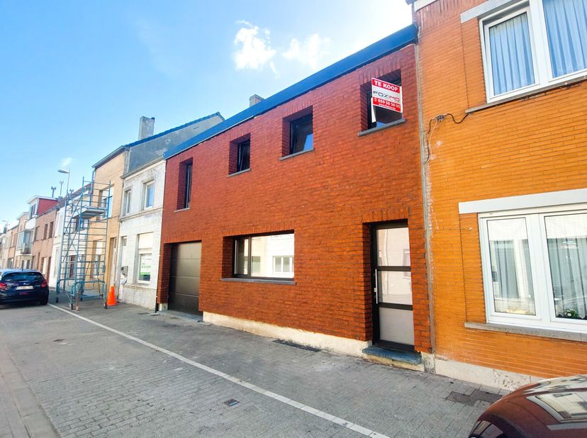 Bent u op zoek naar een uitzonderlijk ruime woning?<br />
Dan is deze prachtig volledig&amp;nbsp; gerenoveerde gezinswoning precies wat u zoekt.<br />
<br