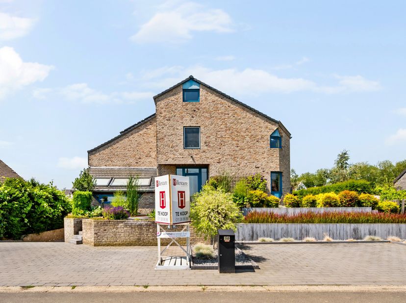 Deze vrijstaande villa is gelegen op een toplocatie aan een doodlopende straat in Nieuwerkerken op een prachtig perceel van 9are 31ca.  <br />
<br />