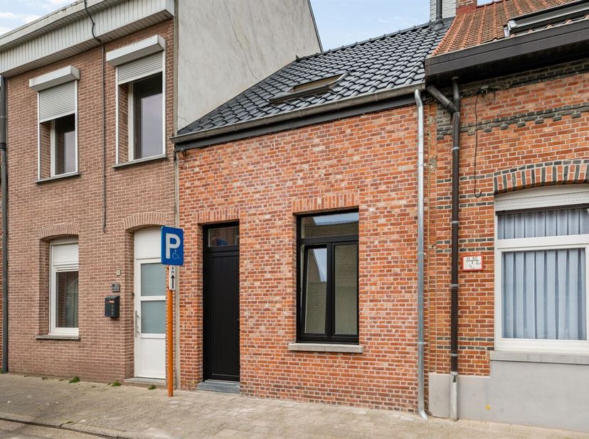 Totaal gerenoveerde stadswoning met 2 slaapkamers en ruim terras<br />
Ligging<br />
De woning bevindt zich in een centrale en vlot bereikbare straat