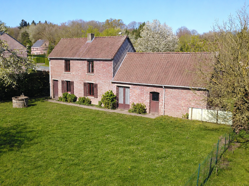 Beschrijving<br />
Gelegen in een groene omgeving zal deze hoeve u verleiden door haar unieke potentieel. Momenteel beschikt ze over een bewoonbare op