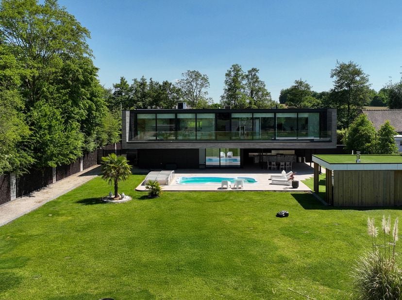 Située dans un environnement paisible où règne un calme absolu, cette villa d’exception construite en 2019 conjugue architecture contemporaine, techno