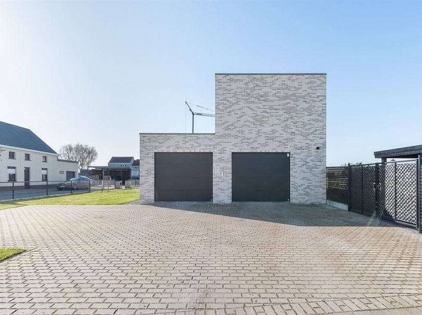 Omgeven door groen en een prachtig, rustgevend uitzicht... <br />
Deze lichtrijke villa biedt u alle comfort en een praktische indeling.<br />
De woni