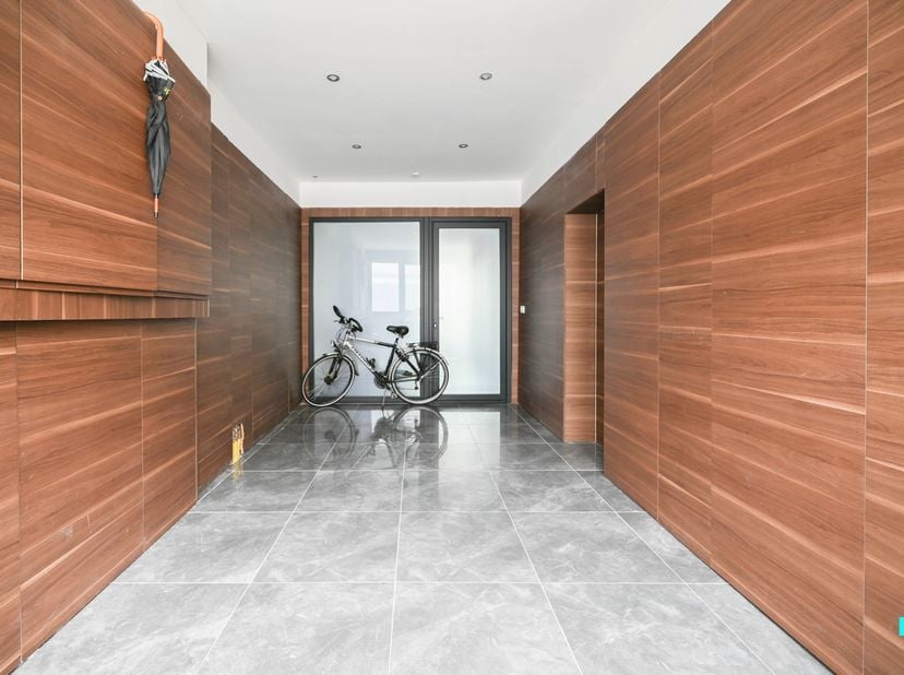 Vlak bij het centrum van Bissegem en nabij diverse invalswegen bevindt zich deze ruime gezinswoning. Met een bewoonbare oppervlakte van 226 m² (volgen
