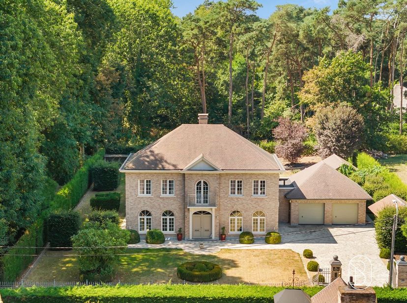 Op zoek naar een ruime en stijlvolle pastorijgezinswoning waar comfort, ruimte en luxe samenkomen? Deze prachtige open bebouwing in Waasmunster biedt
