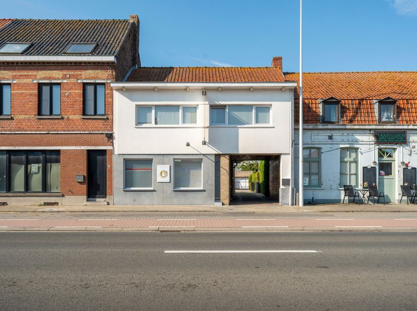Deze afgewerkte woning met loods en praktijkruimte wordt u te koop aangeboden in de dorpskern van Woesten.<br />
Het gelijkvloers betreden we via een