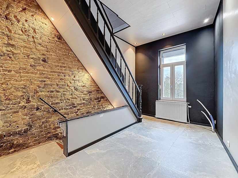 Easyhome Immobilier vous invite à découvrir cette magnifique maison entièrement rénovée, idéalement située dans un quartier calme et recherché d'Arsim