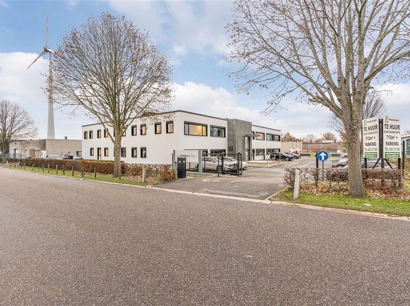 Instapklare, moderne kantoorruimte in Hasselt volledig of gedeeltelijk te huur!<br />
Ligging:<br />
Gelegen aan Hellebeemden 9A in Hasselt, vlakbij d