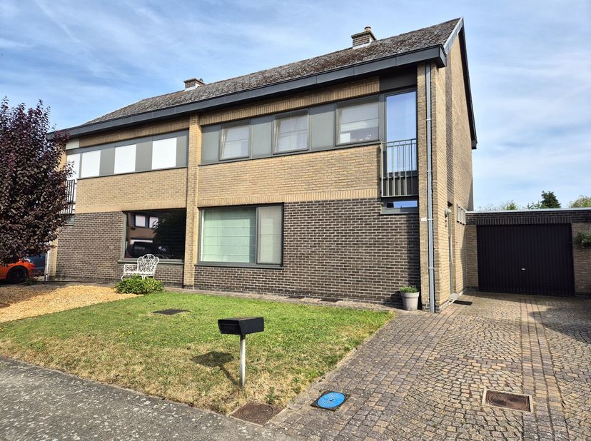 In een rustige straat maar strategisch gelegen met winkel, scholen, openbaar vervoer, natuurreservaat/bos en buurtmoestuin op wandelafstand en de grot