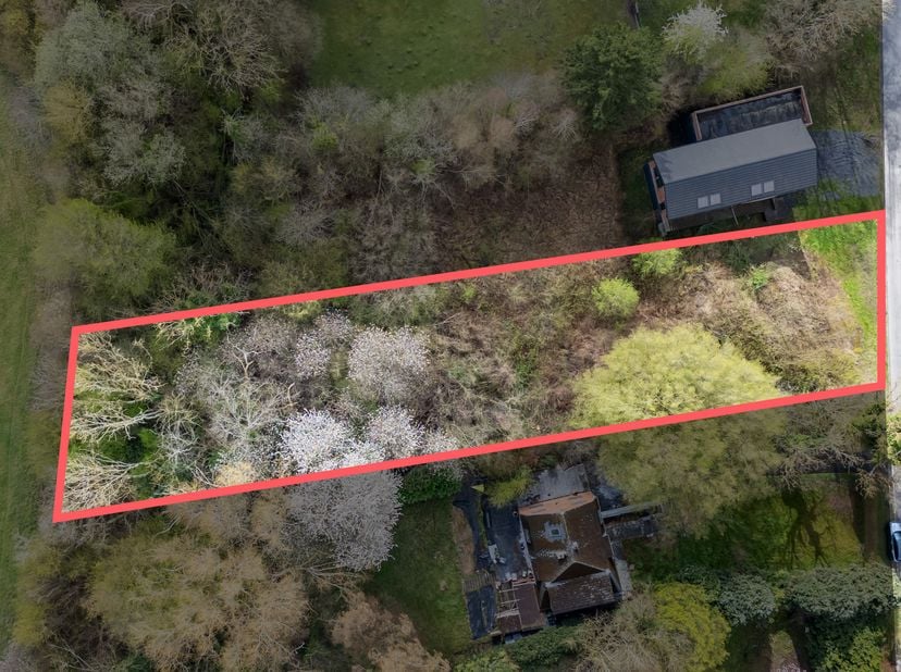 Easy Home a le plaisir de vous présenter ce magnifique terrain boisé avec un potentiel exceptionnel, situé dans les hauteurs de Saint-Étienne, dans le