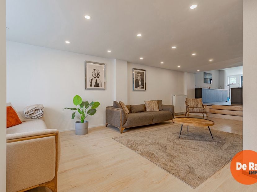 EERSTE KIJKDAG ZATERDAG 20/06 VANAF 10U (ENKEL OP AFSPRAAK! 053/60.65.60)<br />
NIEUWERKERKEN - Deze volledig gerenoveerde woning is gelegen in een ru