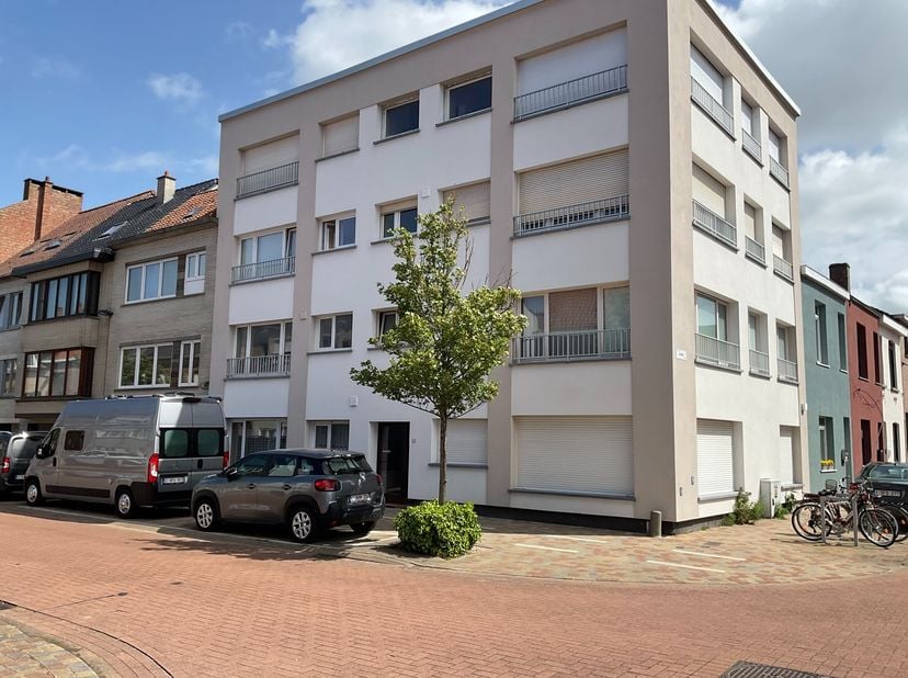 ideaal gelegen appartement te Oostende (Meiboom), in een rustige brede straat, nabij centrum, scholen, kliniek, Maria Hendrikapark, omvattende o.a.:<b