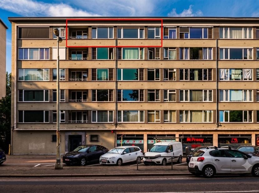 Appartement spacieux (110 m²) prêt à emménager, comprenant 3 chambres, une terrasse et une place de parking (à acheter obligatoirement pour un montant