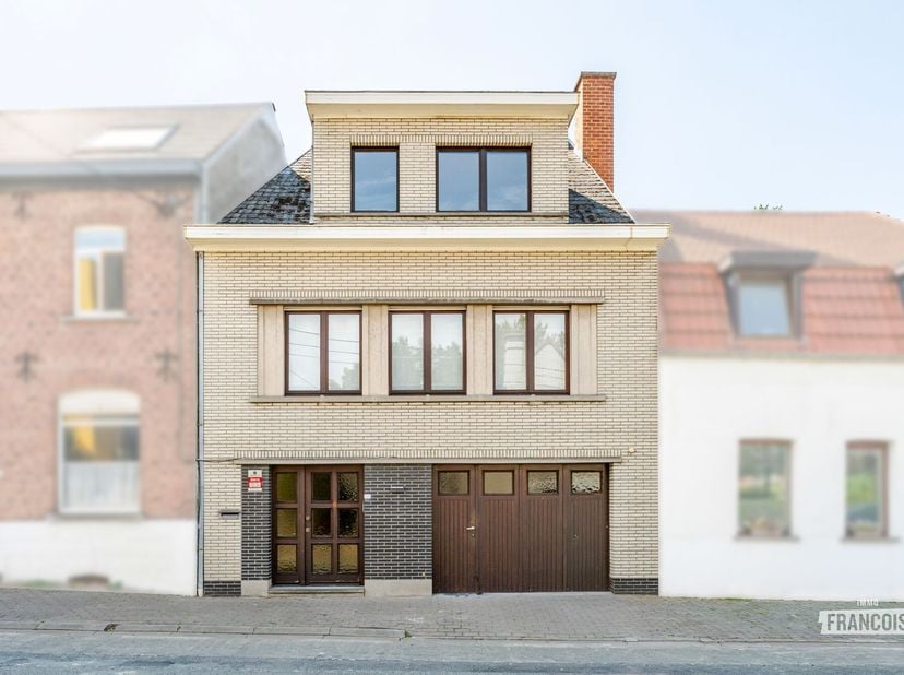 In Zottegem bevindt zich deze ruime en lichtrijke bel-etagewoning met drie slaapkamers, inpandige garage en een zonnige tuin. Met EPC-label B en een c