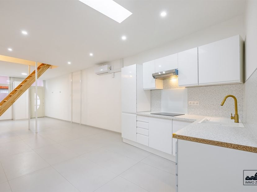 Bent u op zoek naar een energiezuinige, recent vernieuwde woning op een centrale ligging in Temse? Dan is deze charmante rijwoning zeker een bezoek wa