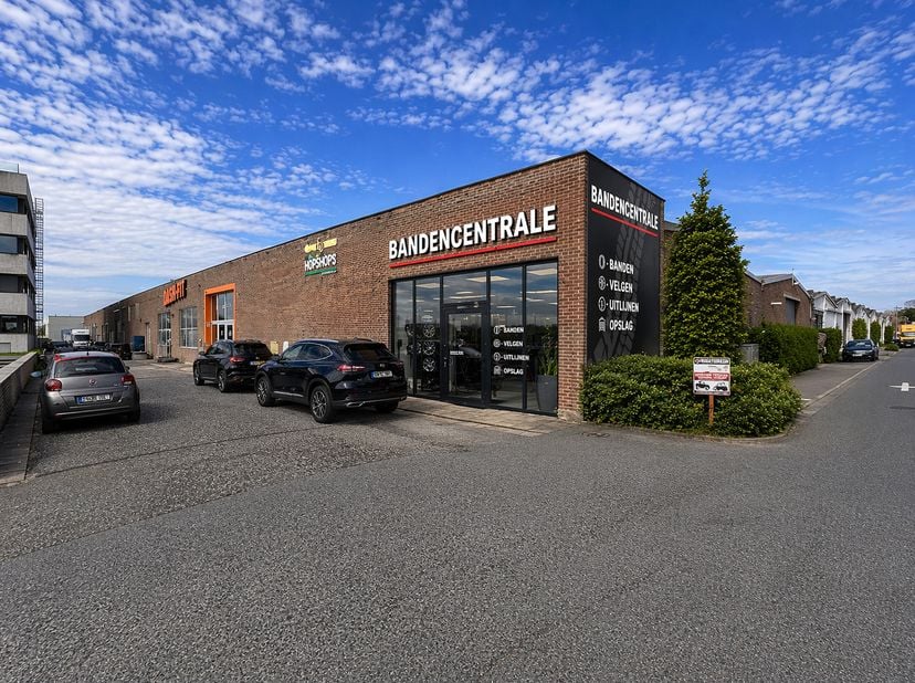 Zoekt u de ideale zichtlocatie in Poperinge voor uw B2B-winkel of ambachtelijke activiteit, bvb een schrijnwerker, keukenbouwer, bandencentrale, auto-