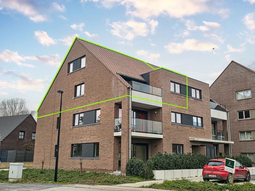 Duplex 3 chambres avec balcon dans un secteur prisé de Celles<br />
Caractéristiques générales :<br />
Rez de chaussée :  Hall d'entrée, séjour avec c