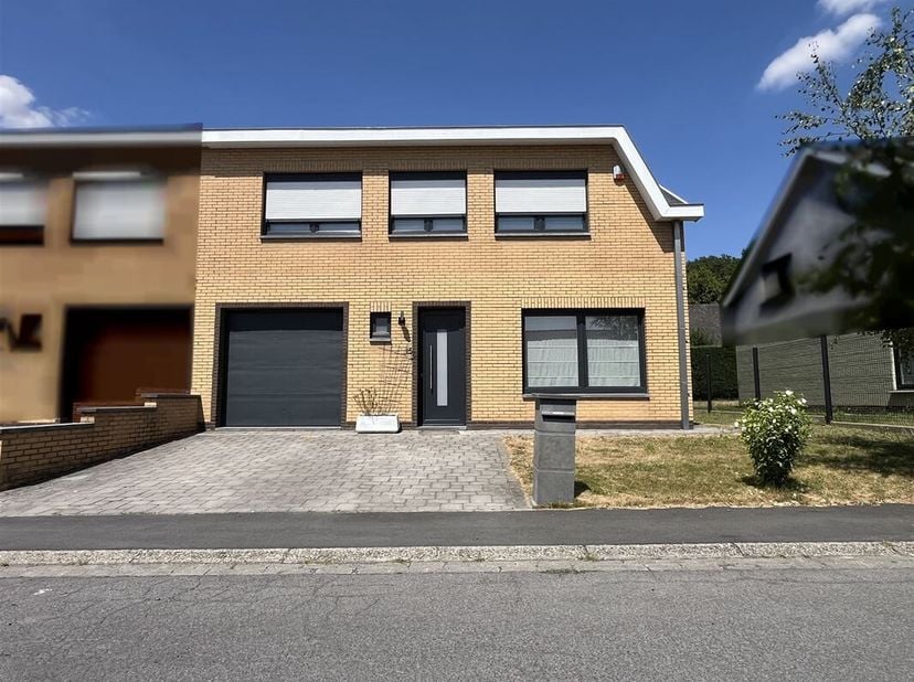 Très belle maison 3 chambres sise dans un quartier paisible du village de Froidmont, proche de toutes commodités.<br />
Le bien d'une superficie habit