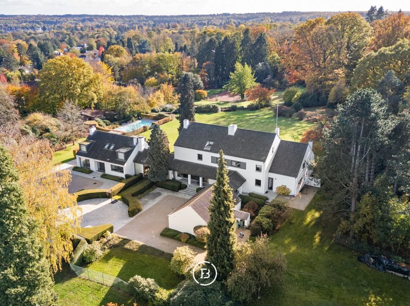 Gelegen op een privédomein in Hoogvorst, een van de meest begeerde woonwijken van Tervuren, onthult deze uitzonderlijke villa haar charme te midden va
