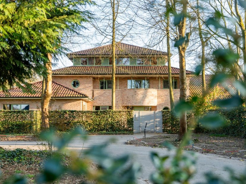 Imaginez un endroit où le confort, l'espace et le luxe se fondent. Où vous commencez la journée en plongeant dans votre propre piscine intérieure chau