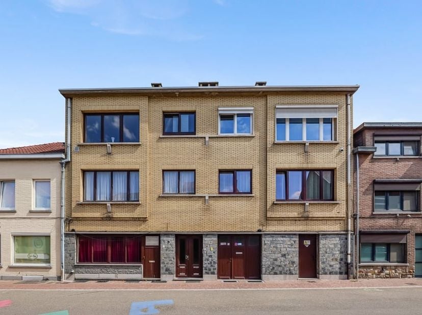 Gelegen langs de Naamsesteenweg 156 in Sint-Truiden, bevindt dit appartement zich op een gunstige locatie met een vlotte verbinding naar het stadscent