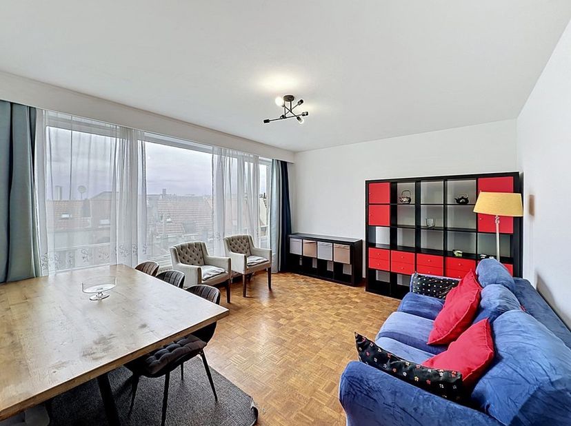Quartier Place Madou, non loin du quartier Européen, dans un immeuble avec ascenseur, superbe appartement 1 chambre situé au 4e étage. Composition : H