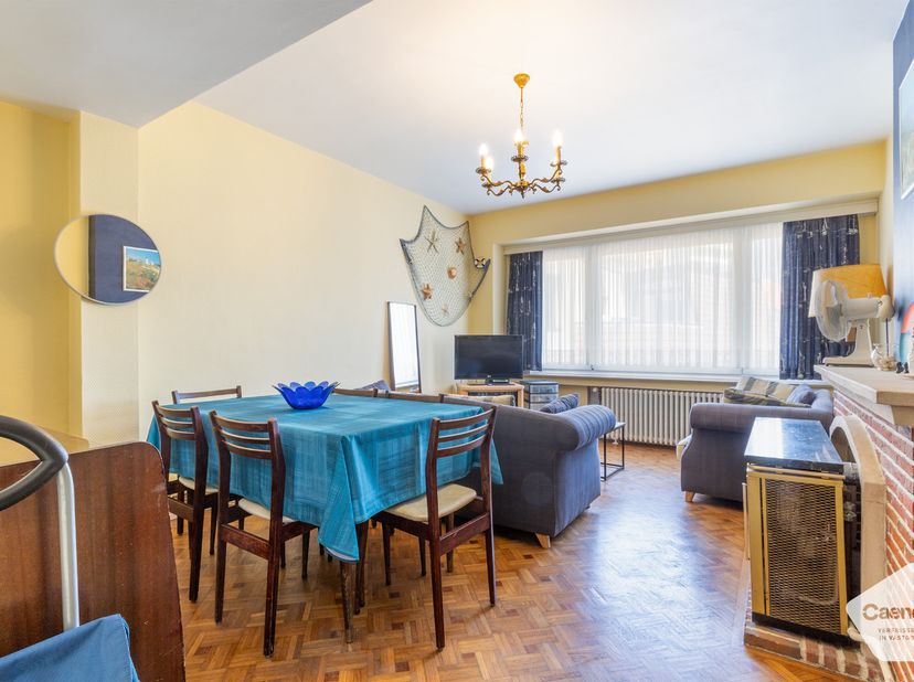 Dit te renoveren éénslaapkamerappartement geniet van een uitstekende ligging, op wandelafstand van het strand, het station en de haven.<br />
<br />
V