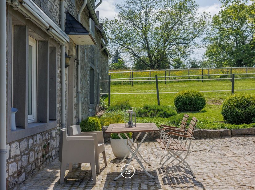 Gelegen in het mooie Raeren, op slechts enkele minuten van Eupen en Aken, vinden we Haus Bergscheid, een schitterende historische woning volledig opge