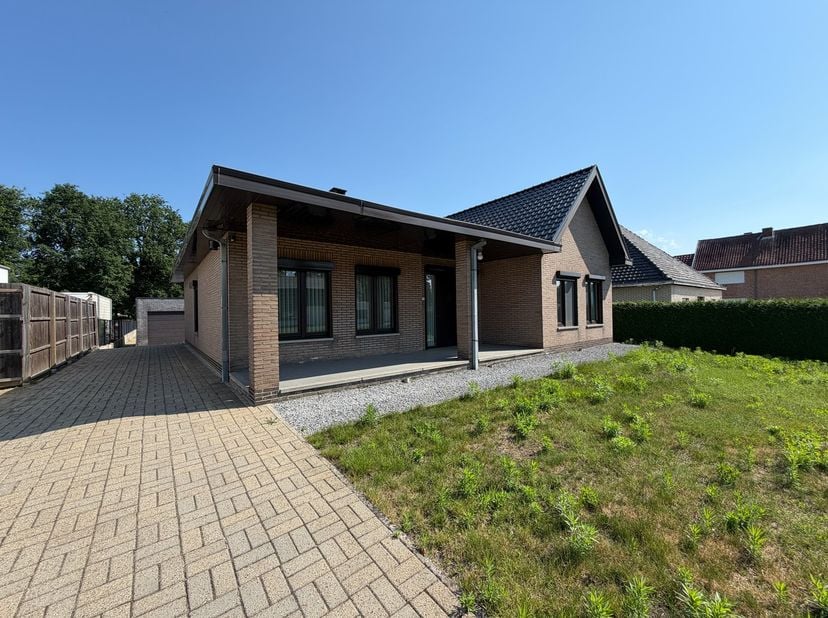 Op een toplocatie, vlak bij het prachtige natuurgebied De Wijers in Zonhoven, bevindt zich deze ruime gelijkvloerse woning met 3 slaapkamers op een pe