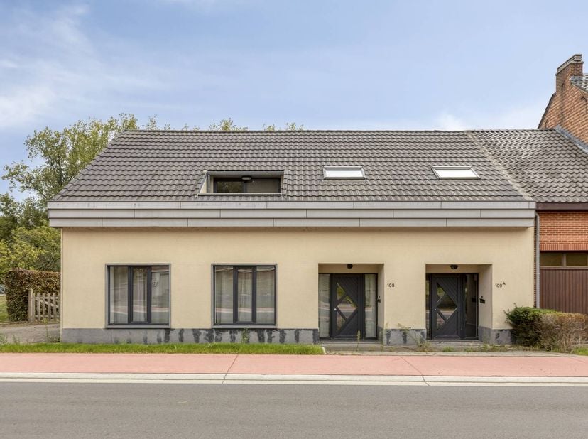 Aan de Zelemsebaan 109 in Meldert (Lummen) bevindt zich dit uitstekend gelegen opbrengsteigendom, ideaal voor investeerders, zelfstandigen of gezinnen