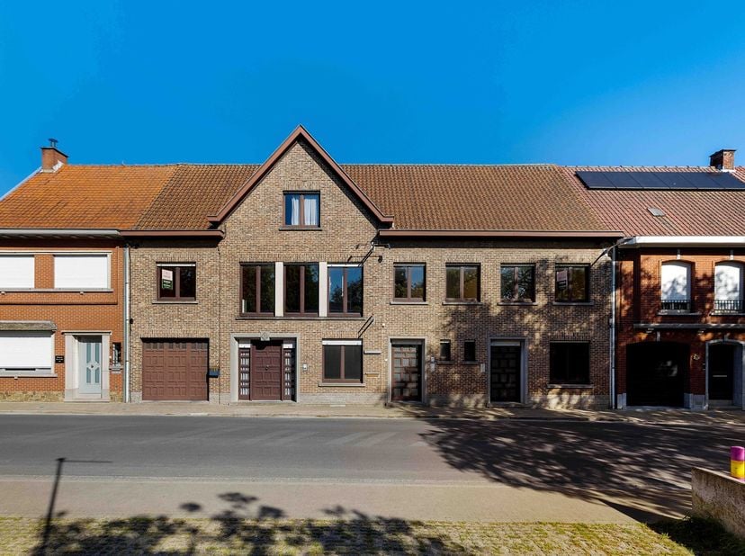 Een karaktervolle, bijzonder ruime woning met een bruikbare vloeroppervlakte van +/- 564 m² met een inconsistente praktijk- of handelsruimte van +/- 2
