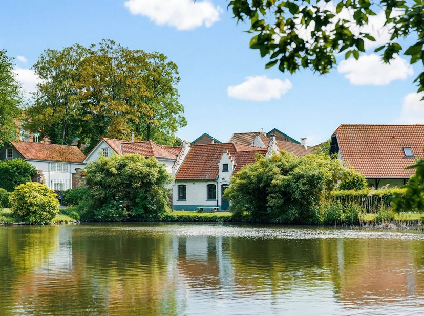 WSP: In het hart van dit unieke domein van 2 hectare, met 12 prestigieuze residenties, uitgestrekte aangelegde tuinen en een vijver, vlakbij winkels,