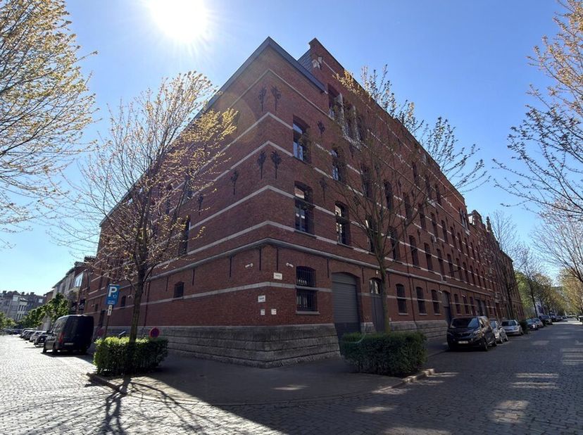 530m² loftkantoor op de eerste verdieping van voormalig 19e eeuws pakhuis<br />
Ligging: vlakbij de bruisende wijken 't Eilandje, Park Spoor Noord en