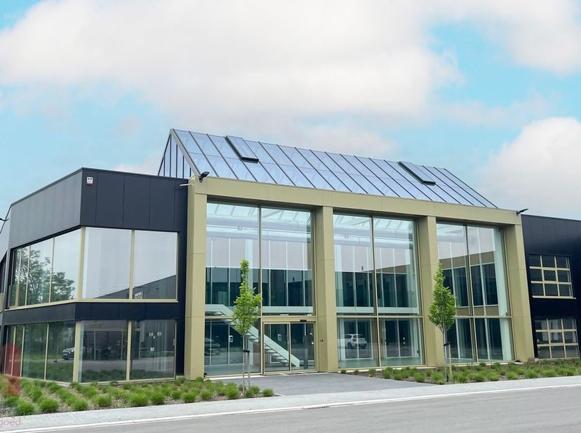 Fantastisch gelegen magazijn van 786 m² met 471 m² kantoren te huur op amper 1,6 km van de op- en afrit 24 'Turnhout-Centrum' van de E34.<br />
<br />