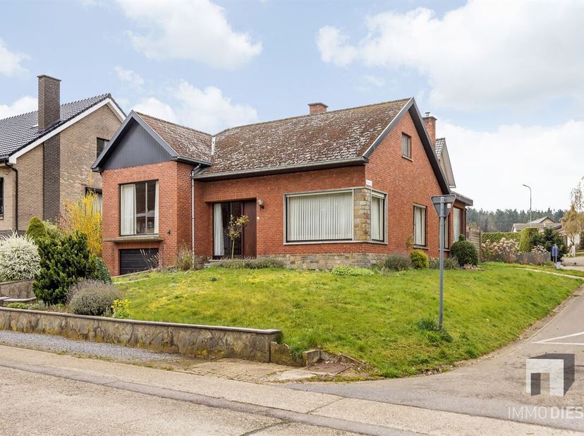 Op Postbaan 121 in Schaffen wacht deze verzorgde split-level woning op nieuwe bewoners.<br />
Er is een vlotte verbinding met Diest-centrum, scholen,