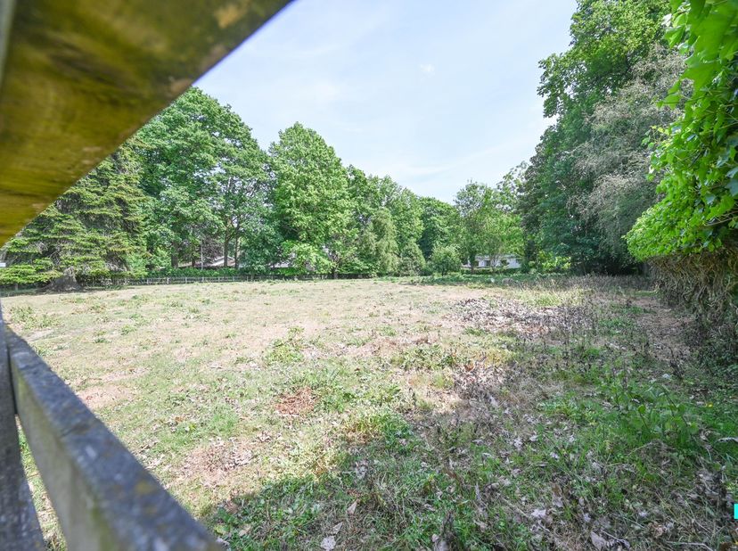 Ontdek deze uitzonderlijke bouwgrond van 1 004 m², gelegen op een toplocatie in het groene en rustige Wielsbeke. Het perceel bevindt zich op een van d