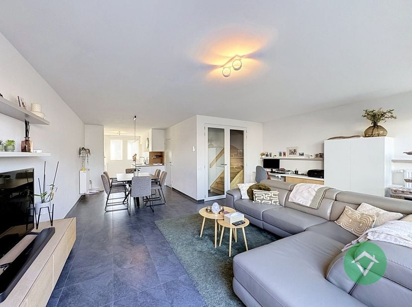 Op een vlot bereikbare locatie, nabij het centrum en de belangrijkste invalswegen, bevindt zich deze recente en perfect onderhouden woning (bouwjaar 2