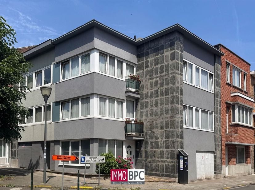 Ontdek deze aangename woning met mooie volumes, een praktische indeling en tal van mogelijkheden.<br />
Op het gelijkvloers geeft de inkomhal toegang
