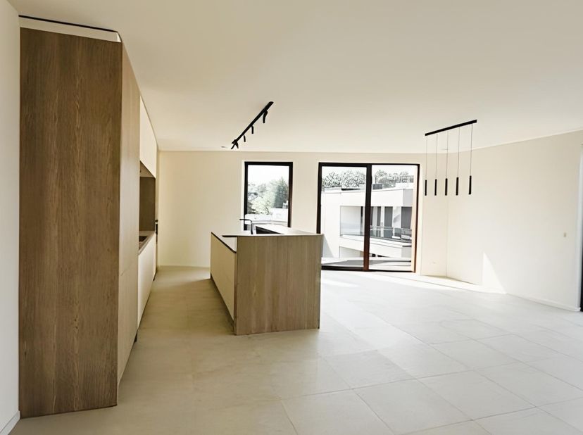 Bent u op zoek naar een exclusieve woonst waar luxe, ruimte en locatie samenkomen? Deze instapklare penthouse in residentie Klaver biedt u precies dat