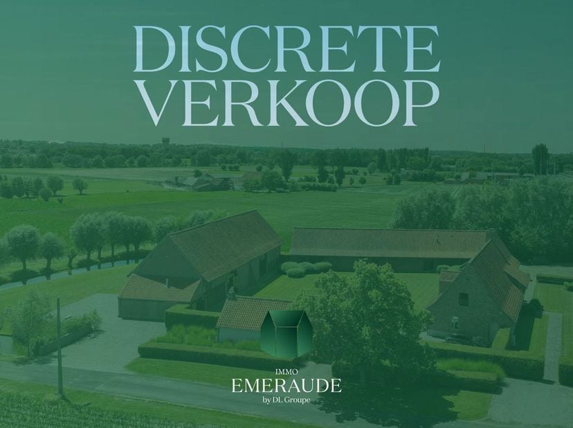 Derrière une allée privative avec barrière automatique et portail intérieur se dévoile cette exceptionnelle ferme en carré, implantée sur un domaine d