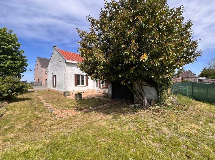 Deze woning biedt een uitstekende kans voor wie op zoek is naar een project met eindeloze mogelijkheden. <br />
Gelegen op een rustige en centrale loc