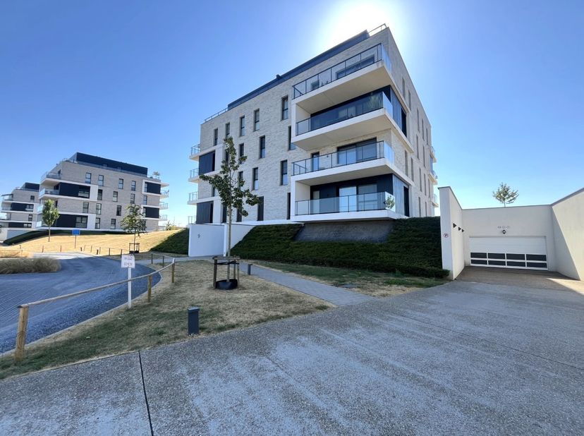 Dit prachtige appartement ligt in het hart van Roeselare en combineert een eigentijdse uitstraling met een uitstekende ligging. Supermarkten zoals Ald