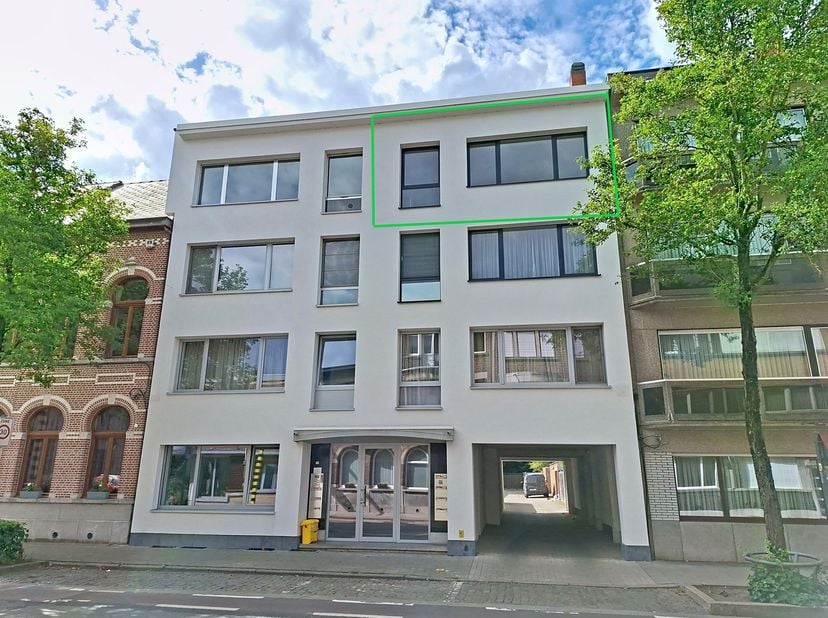 Dit gerenoveerde appartement (3de verdieping) is gelegen net buiten het centrum van Lier, maar bevindt zich tegelijk op korte afstand van winkels, sch